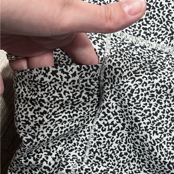 Athleta Leopard Print Salutation Stash II Textured Tight Crop Leggings Size M - Picture 6 of 8